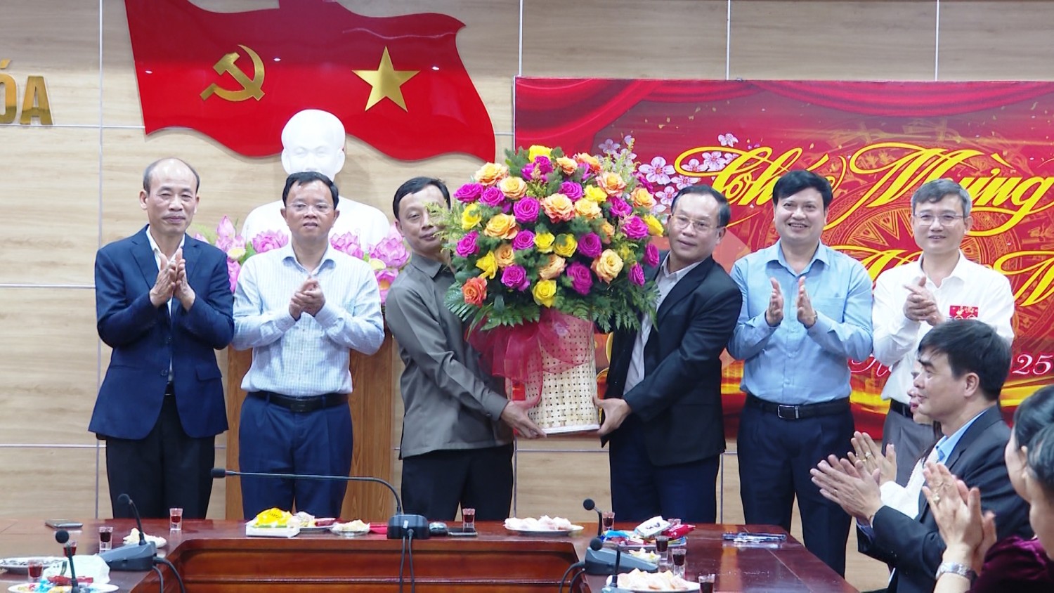 Lãnh đạo huyện Tuyên Hóa chúc mừng Huyện ủy nhân dịp Kỷ niệm 95 năm Ngày thành lập Đảng Cộng sản Việt Nam