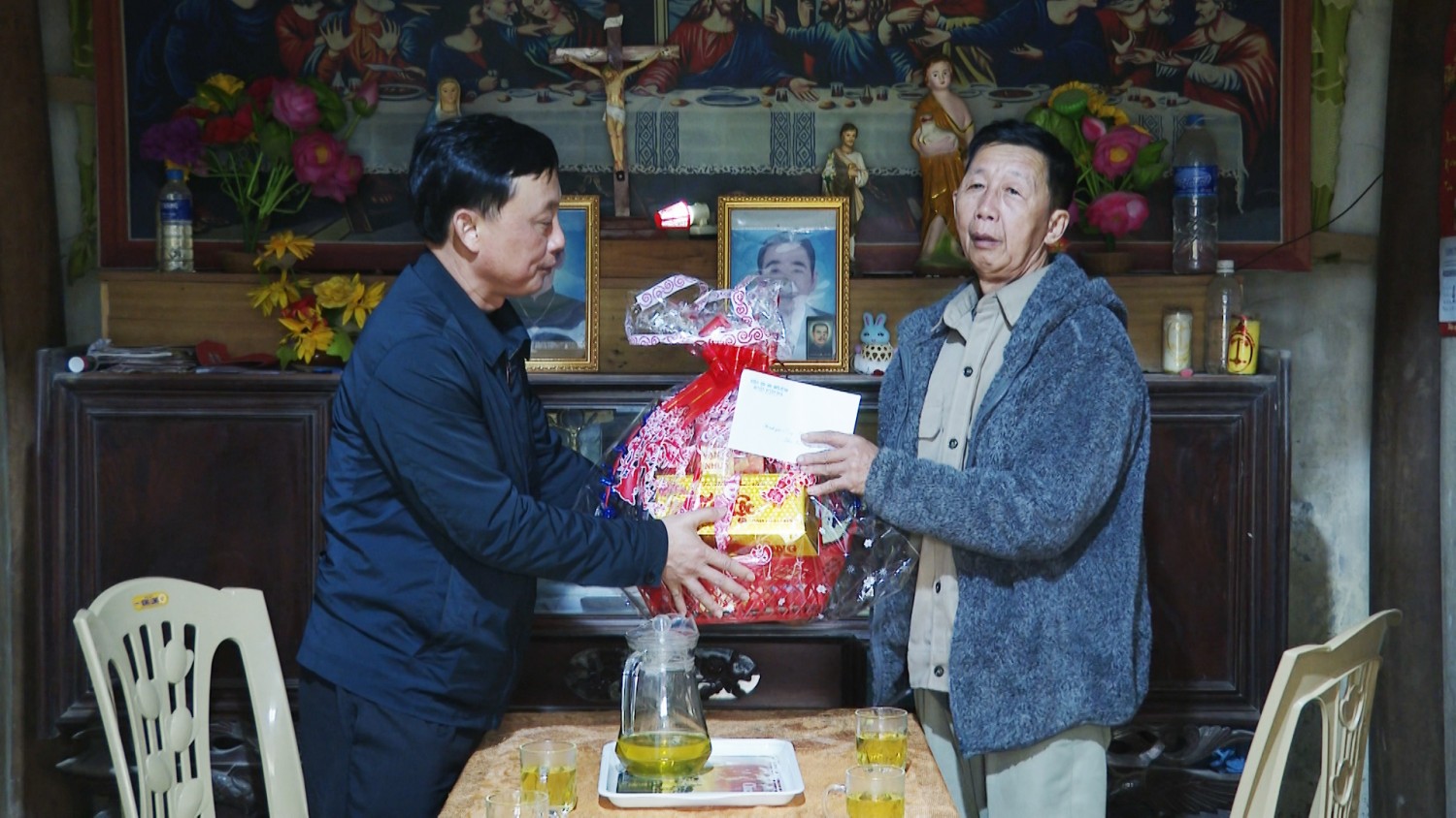 Đồng chí Bí thư Huyện uỷ thăm, chúc Tết gia đình chính sách tại xã Kim Hoá