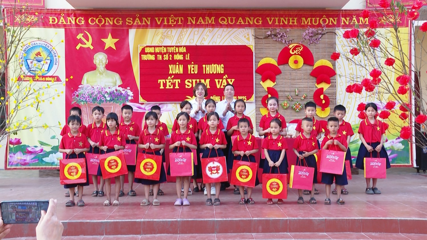 Ấn tượng chương trình “Xuân yêu thương- Tết sum vầy” năm 2025 của trường Tiểu học số 2 Đồng Lê