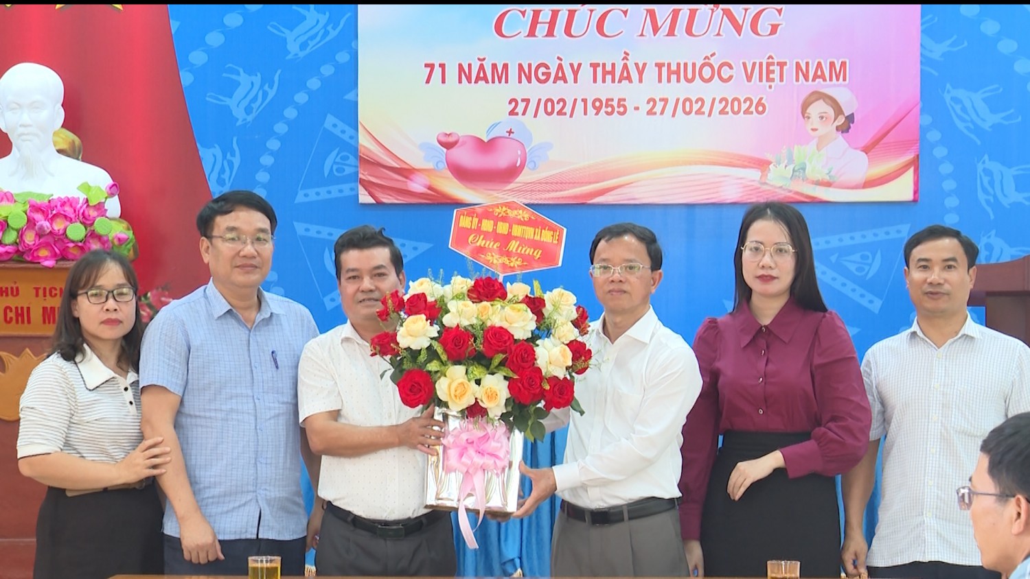 Đồng chí Bí thư Đảng uỷ xã Đồng Lê thăm, chúc mừng ngành Y tế 27/2