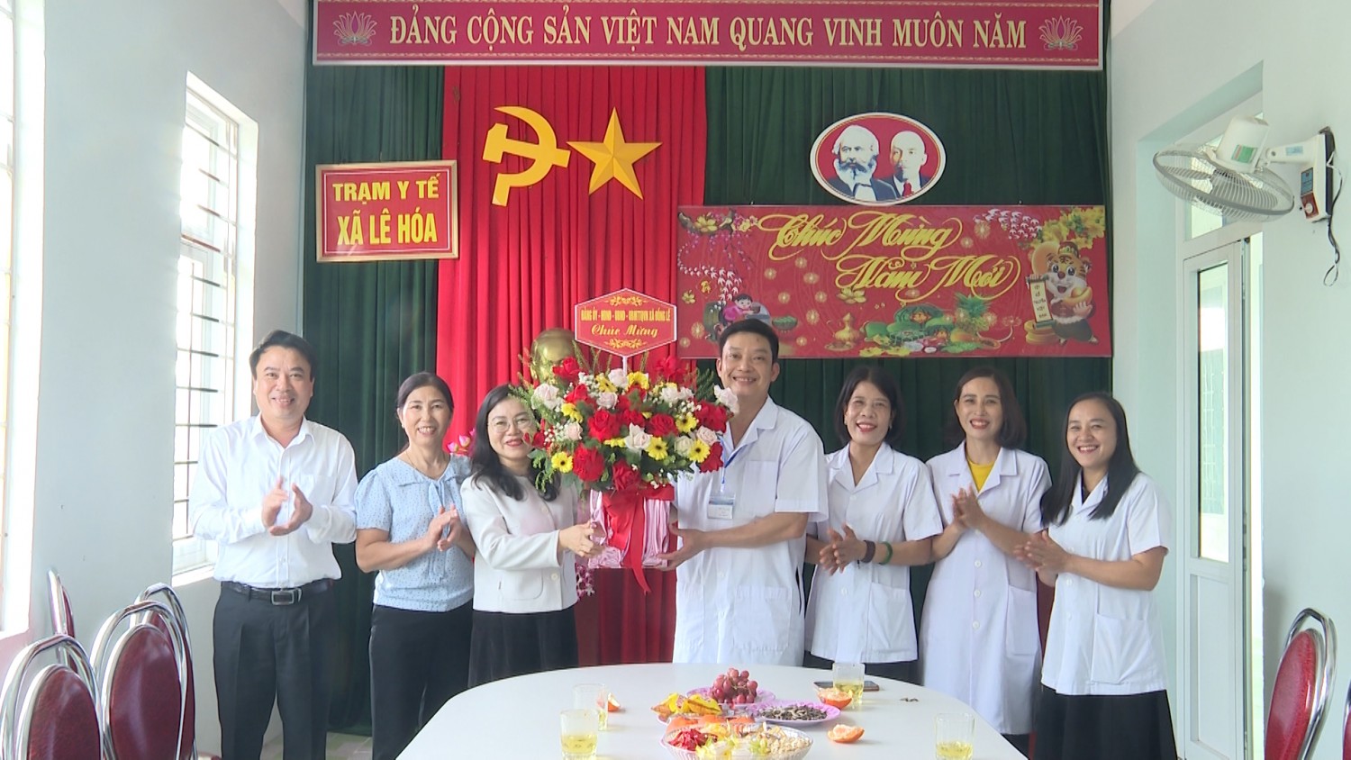 Đồng chí Phó Bí thư thường trực Đảng ủy xã thăm, chúc mừng ngày Thầy thuốc Việt Nam 27/2