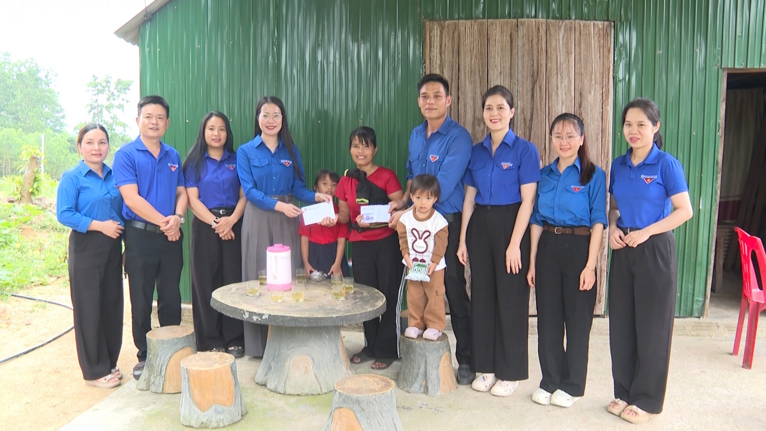 Thăm hỏi, tặng quà và giúp đỡ gia đình học sinh có hoàn cảnh khó khăn