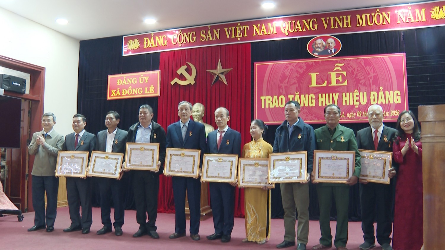 Xã Đồng Lê tổ chức trao tặng huy hiệu Đảng cho đảng viên