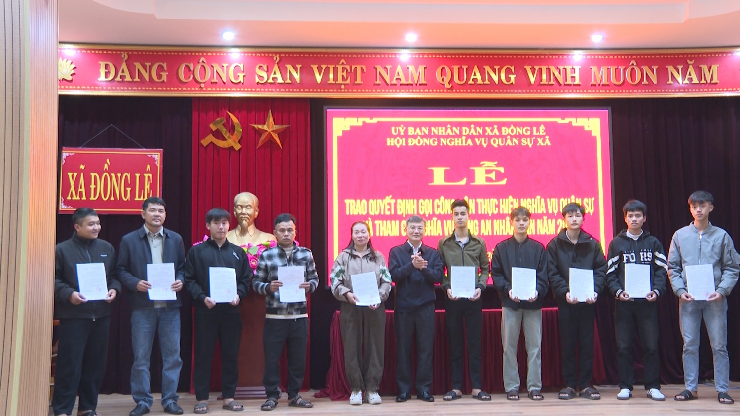 Trao Quyết định gọi công dân thực hiện nghĩa vụ Quân sự và Tham gia nghĩa vụ Công an nhân dân năm 2026.