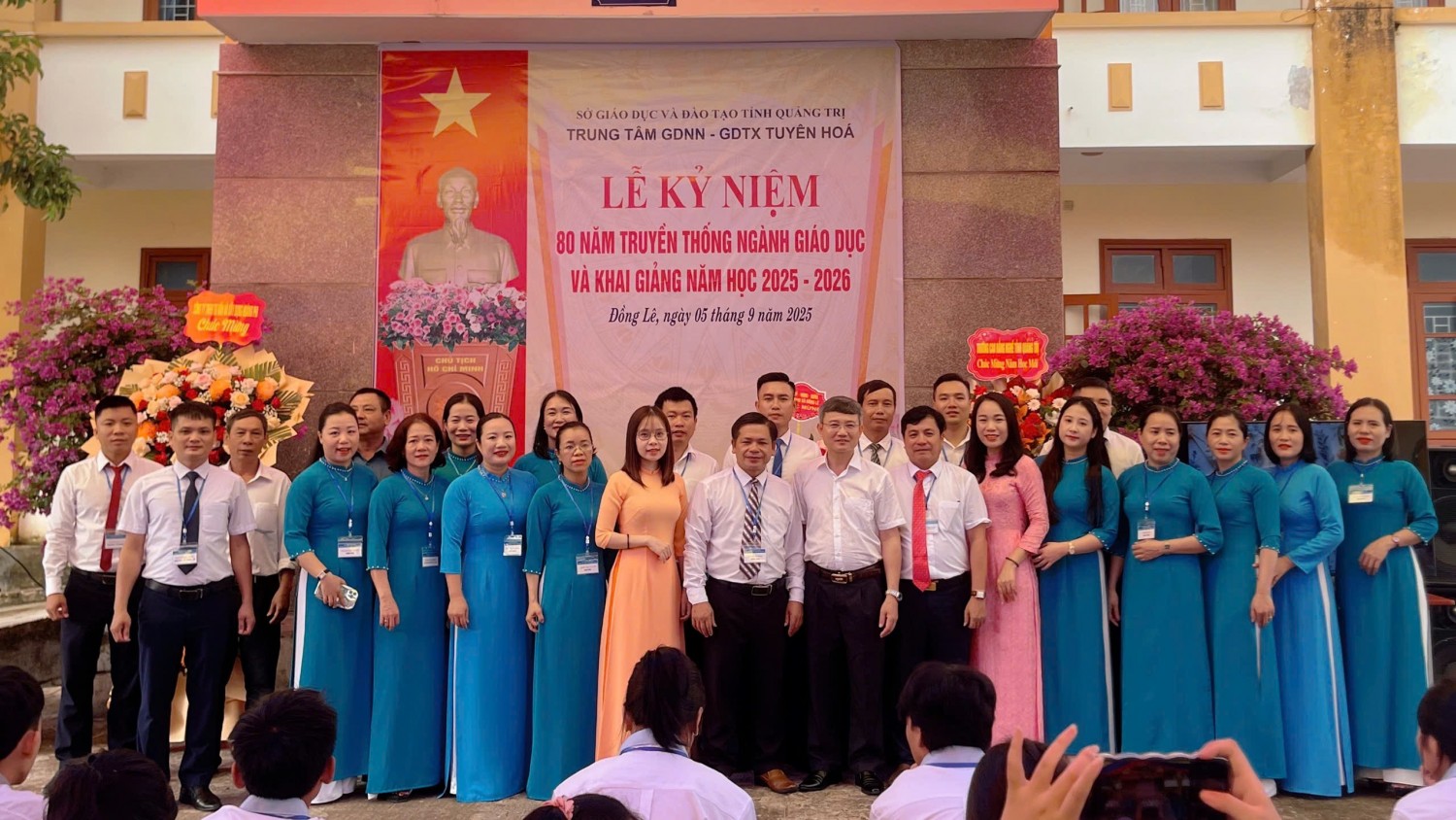 Đồng chí Đinh Tiến Dũng- Chủ tịch UBND xã Đồng Lê chúc mừng Trung tâm GDNN-GDTX Tuyên Hóa khai giảng năm học mới